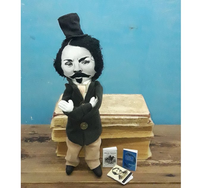 Capitaine Thomas Mayne Reid American novelist - Readers & Writers gift - book shelf decor - Collectible doll + miniature books