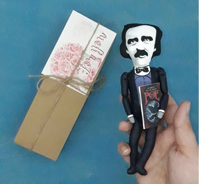 Edgar Allan Poe figurine - Literary Gift for Readers - Collectible doll + miniature books