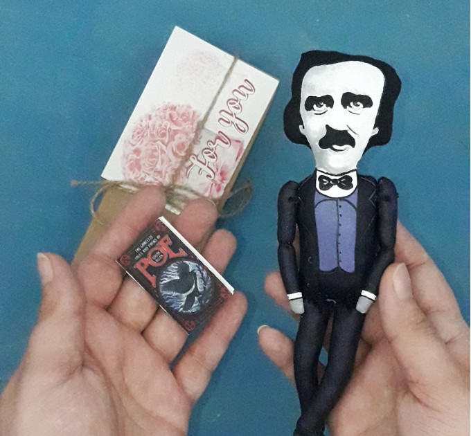 Edgar Allan Poe figurine - Literary Gift for Readers - Collectible doll + miniature books