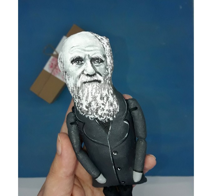 Charles Darwin scientist action figure, English naturalist, geologist and biologist, atheist - Theory of evolution - biology teacher gift - Collectible doll + miniature book