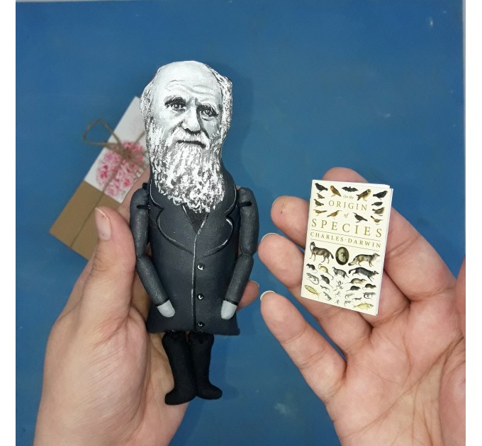 Charles Darwin scientist action figure, English naturalist, geologist and biologist, atheist - Theory of evolution - biology teacher gift - Collectible doll + miniature book