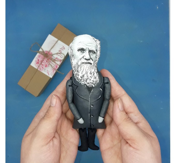 Charles Darwin scientist action figure, English naturalist, geologist and biologist, atheist - Theory of evolution - biology teacher gift - Collectible doll + miniature book