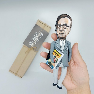 Raymond Chandler figure