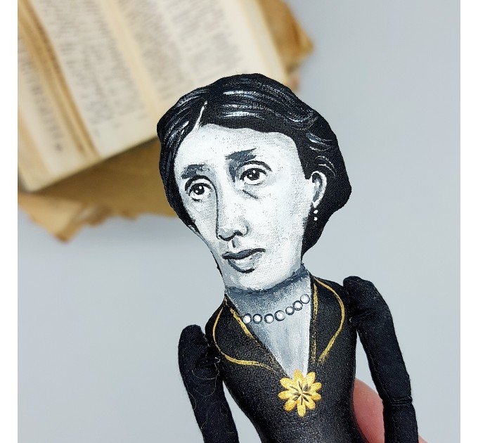 Virginia Woolf famous women feminist figure, author Mrs Dalloway - Bookworm gift!
