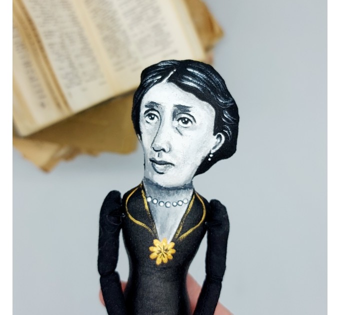 Virginia Woolf famous women feminist figure, author Mrs Dalloway - Bookworm gift!