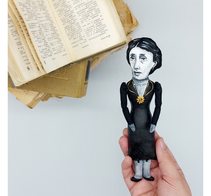 Virginia Woolf famous women feminist figure, author Mrs Dalloway - Bookworm gift!