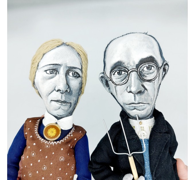 Dolls farmers, famous painting American Gothic Grant Wood