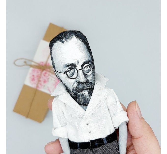 Henri Matisse famous artist action figure + standing folding easel + picture - sculptor gift, Art teacher gift - collectible miniature doll hand painted