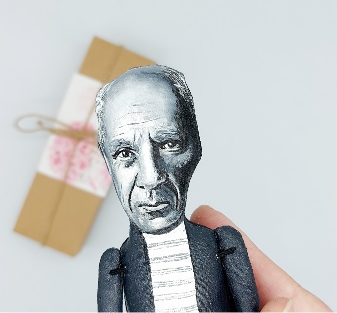 Pablo Picasso famous artist action figure, Spanish painter, sculptor Cubism - Art teacher gift - collectible doll + standing folding easel + picture
