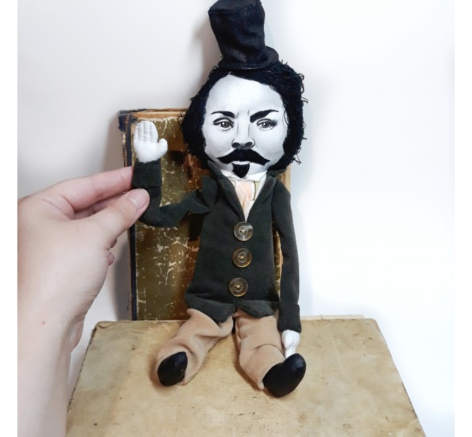 Capitaine Thomas Mayne Reid American novelist - Readers & Writers gift - book shelf decor - Collectible doll + miniature books