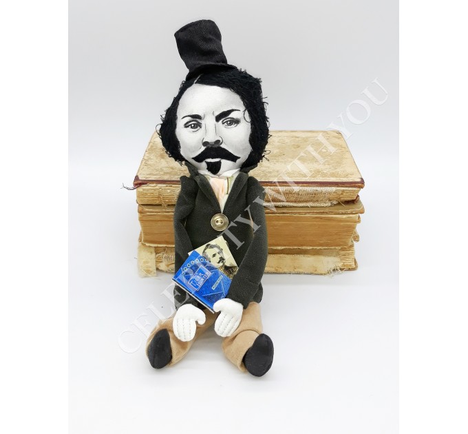 Capitaine Thomas Mayne Reid American novelist - Readers & Writers gift - book shelf decor - Collectible doll + miniature books