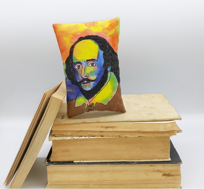 William Shakespeare decorative pillow, reading pillows - gift for book nerd - Reader gifts - book shelf decoration - hand painted pillow