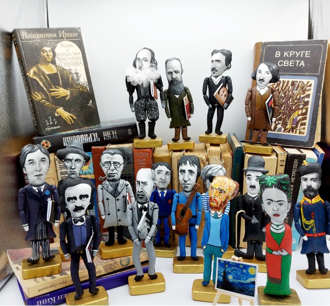 George Orwell literary action figure 1:12, English novelist, essayist, journalist - Animal Farm - Readers gift, a unique collection for smart people - Collectible handmade doll hand painted + miniature books