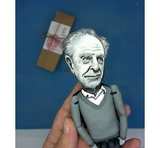 Karl Popper philosopher finger puppet 1:12, academic, social commentator - a unique collection for smart people, philosopher gift - Collectible philosopher action figure hand painted + miniature book