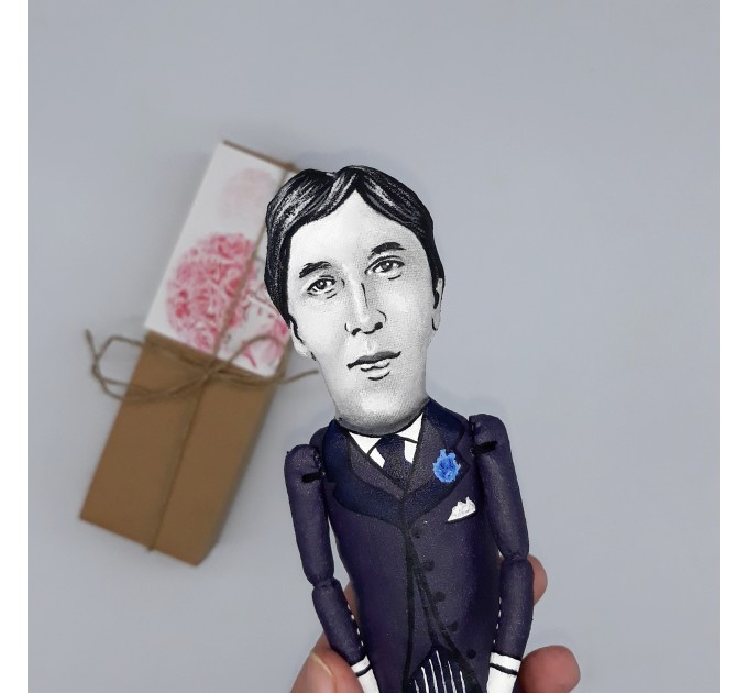 Oscar Wilde figure - Literary Gift - Collectible doll + miniature book