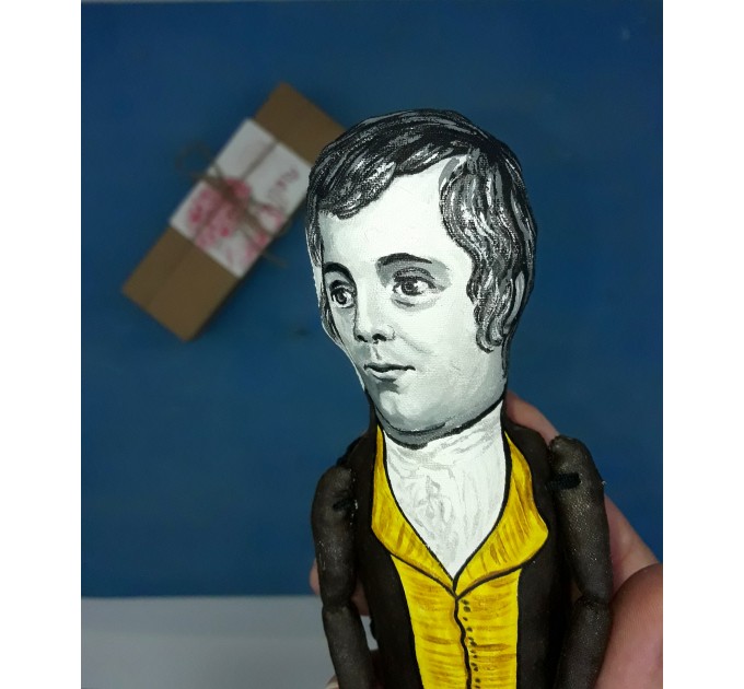 Robert Burns Scottish literary action figure 1:12, poet, lyricist, the National Bard - Philosophy Teacher Gift, professor gift idea, book shelf decoration - Collectible handmade finger puppet hand painted + Miniature Books