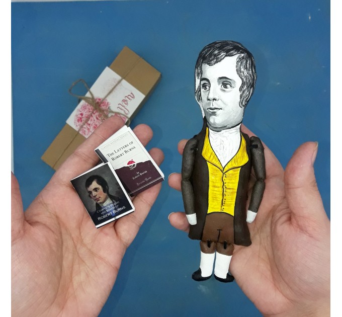 Robert Burns Scottish literary action figure 1:12, poet, lyricist, the National Bard - Philosophy Teacher Gift, professor gift idea, book shelf decoration - Collectible handmade finger puppet hand painted + Miniature Books