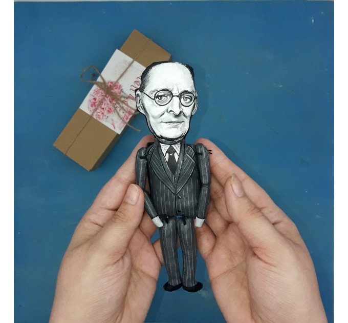 Famous British poet, essayist, publisher, playwright - Literary Gift for Readers & Writers, librarian gift - Collectible handmade finger puppet + Miniature Books