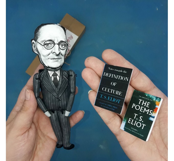 Famous British poet, essayist, publisher, playwright - Literary Gift for Readers & Writers, librarian gift - Collectible handmade finger puppet + Miniature Books