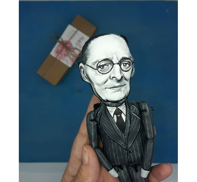 Famous British poet, essayist, publisher, playwright - Literary Gift for Readers & Writers, librarian gift - Collectible handmade finger puppet + Miniature Books