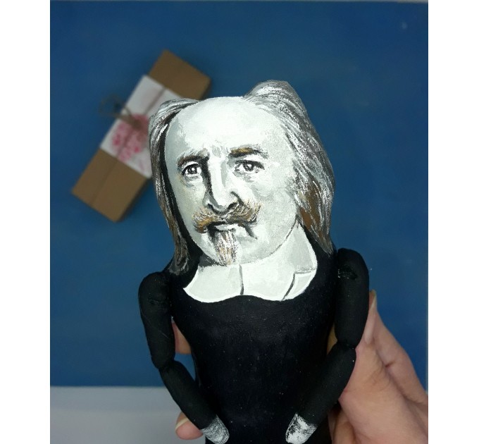 Thomas Hobbes little thinkers doll, English philosopher, political philosophy - book shelf decoration - Gift for philosopher, a unique collection for smart people - Collectible philosopher finger puppet hand painted + miniature book