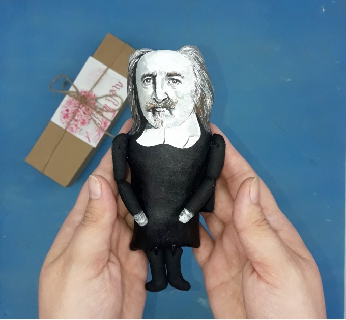 Thomas Hobbes little thinkers doll, English philosopher, political philosophy - book shelf decoration - Gift for philosopher, a unique collection for smart people - Collectible philosopher finger puppet hand painted + miniature book