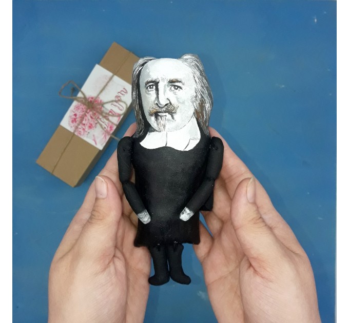 Thomas Hobbes little thinkers doll, English philosopher, political philosophy - book shelf decoration - Gift for philosopher, a unique collection for smart people - Collectible philosopher finger puppet hand painted + miniature book