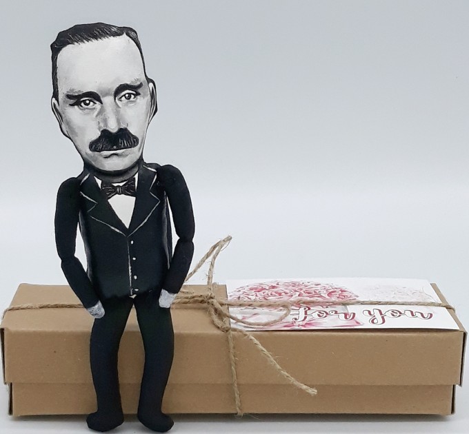 Thomas Mann German literary action figure 1:12, novelist, short story writer, social critic, essayist Nobel Prize - Book lover decor, bibliophile gift - Collectible handmade finger puppet hand painted + Miniature Books