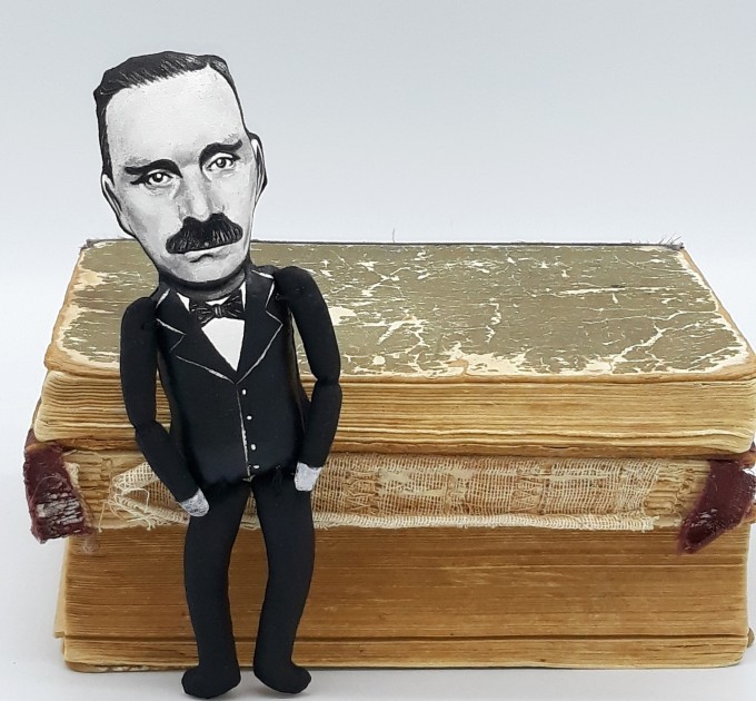 Thomas Mann German literary action figure 1:12, novelist, short story writer, social critic, essayist Nobel Prize - Book lover decor, bibliophile gift - Collectible handmade finger puppet hand painted + Miniature Books