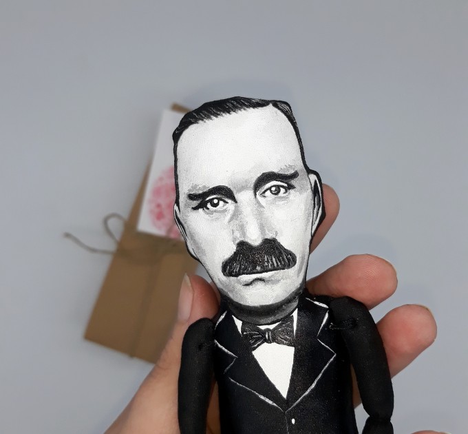 Thomas Mann German literary action figure 1:12, novelist, short story writer, social critic, essayist Nobel Prize - Book lover decor, bibliophile gift - Collectible handmade finger puppet hand painted + Miniature Books