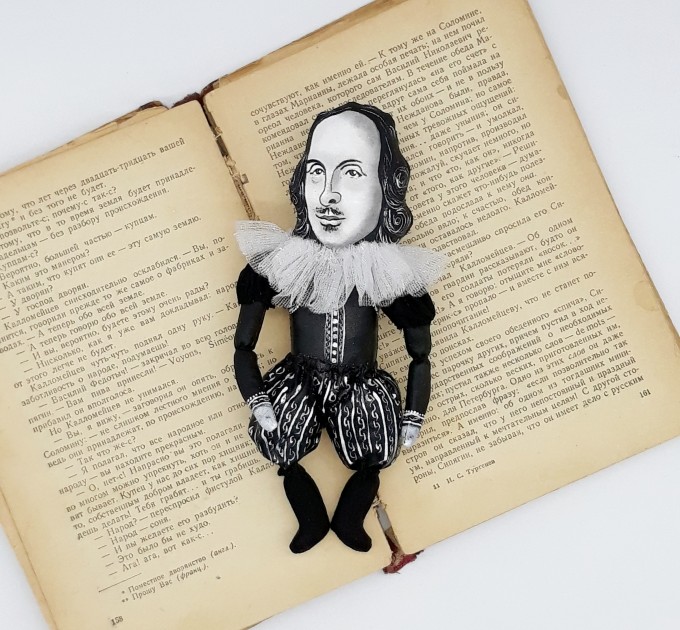 William Shakespeare English playwright, poet, author Hamlet - Bookworm gift - book shelf decoration - Collectible doll + Miniature Book